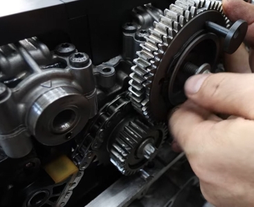 Pretensionarea roților dințate ale arborilor cu came la motoarele Mercedes M256, OM654 și OM656