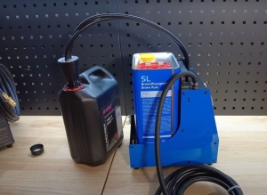 Electric Brake Bleeding Device for 5L Containers with 3 Adapters and 3.5 m Filling Hose, 230V