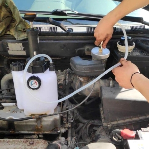 Manual Brake Bleeder with 1L Brake Fluid Collection Bottle and Chain Holder