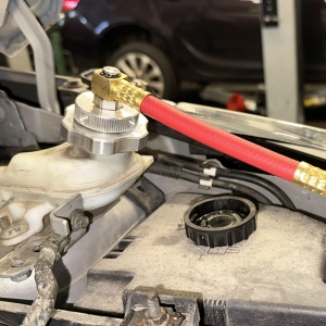 Brake Bleeder Adapter for Opel Mokka from 2017 with GM Reservoir
