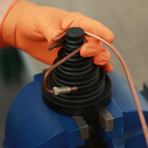Unealtă pentru îndoit conducte de frână pentru menghină 4,75–6 mm
