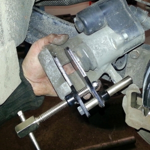 Universal Brake Caliper & Piston Compressor Tool with Trapezoidal Thread