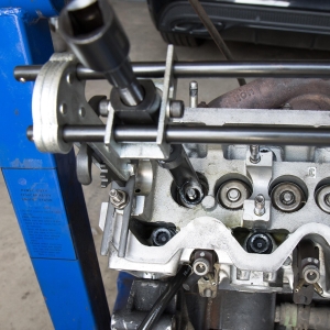 Universal Compressed-Air Valve Spring Compressor with Swivelling Frame