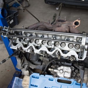 Universal Compressed-Air Valve Spring Compressor with Swivelling Frame
