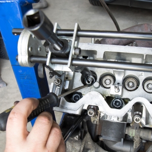 Universal Compressed-Air Valve Spring Compressor with Swivelling Frame