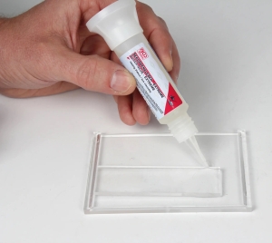 Medium-Viscosity Instant Adhesive with Stand-Up Base – 25 g