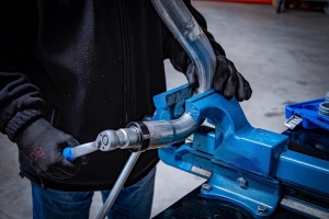 Expandor țeavă evacuare utilizat pentru expandarea unei țevi metalice