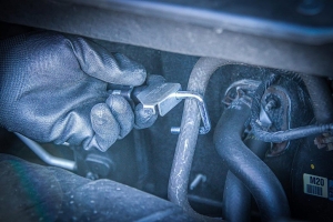 Скоба за горивен маркуч с въртяща се метална рамка