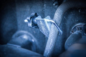 Скоба за горивен маркуч с въртяща се метална рамка