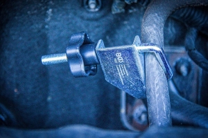 Скоба за горивен маркуч с въртяща се метална рамка