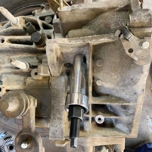 Extractor pentru axul de debreiere cu distanțiere pentru Fiat Ducato Citroën Jumper Peugeot Boxer