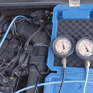 Set diagnostic pentru turbocompresor, ventilație carter și filtru de particule cu manometre și sistem cu coloană de măsurare