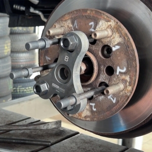 Set pentru demontare și montare rulmenți și discuri de frână pentru Ford Transit cu acționare prin șurub filetat
