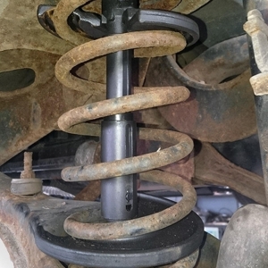 Compresor intern pentru arcuri față și spate cu orificiu de trecere în brațul suspensiei 3700 kg