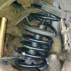Compresor intern pentru arcuri față și spate cu orificiu de trecere în brațul suspensiei 3700 kg