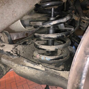 Compresor intern pentru arcuri față și spate cu orificiu de trecere în brațul suspensiei 3700 kg